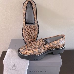 AQUATALIA HONORA Snake Embossed Caramel Loafers Weatherproof Sz 8.5 NIB